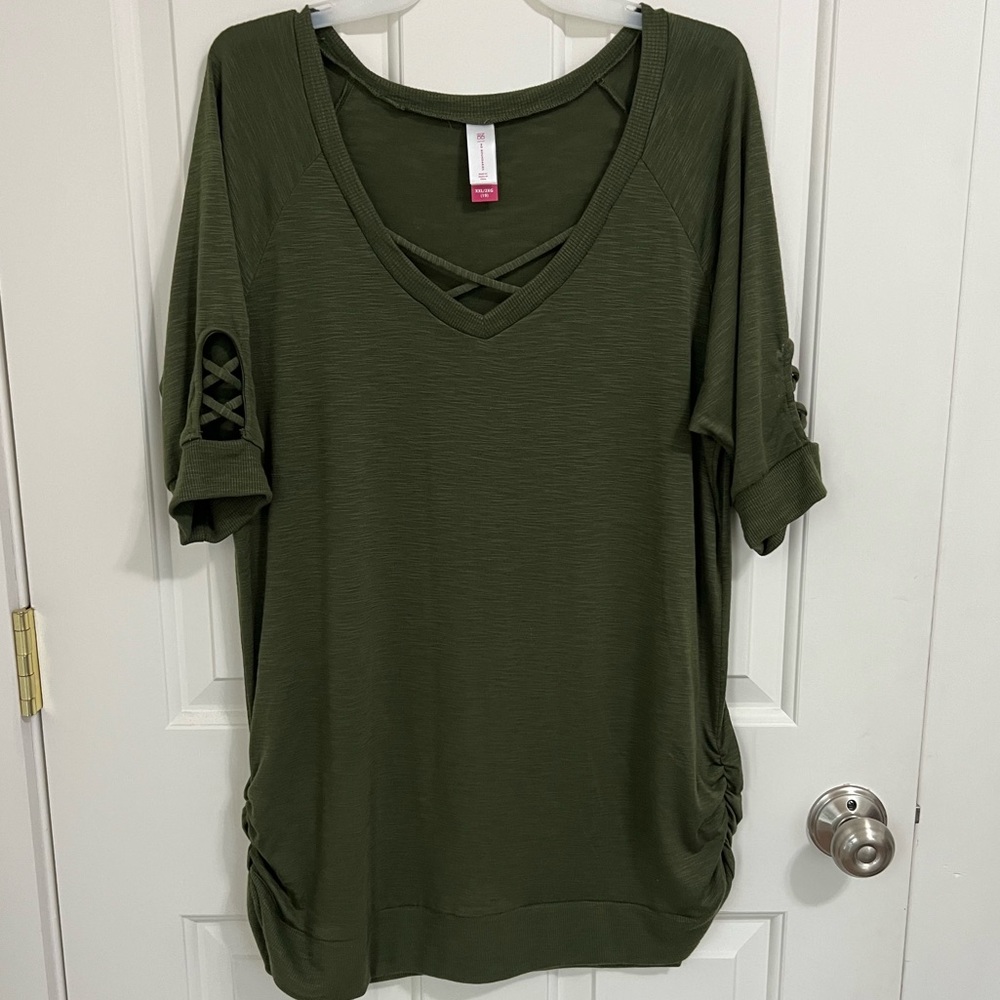 Women’s top by ‘no boundaries’